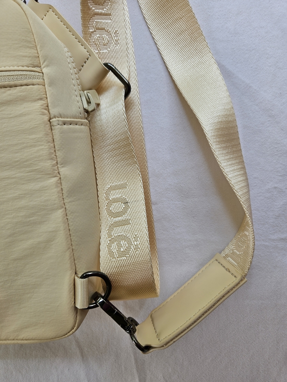 Lole Cream Crossbody Unisex Sling Bag NWOT - Picture 3 of 8